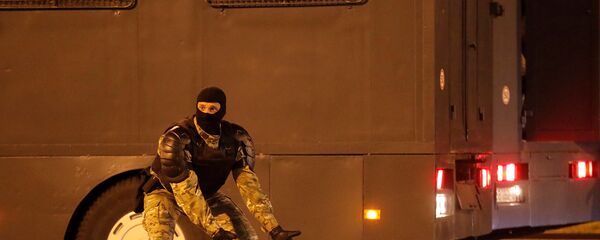 Кормандони мақомоти қудратии Белоруссия ба тазоҳургари ҷароҳатдор - Евгения Зайчкина ишора мекунанд. Кормандони мақомоти қудратии Белоруссия ба тазоҳургари ҷароҳатдор - Евгения Зайчкина ишора мекунанд. - Sputnik Тоҷикистон