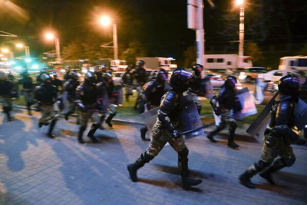 Милиция во время протестов в Минске после президентских выборов - Sputnik Таджикистан