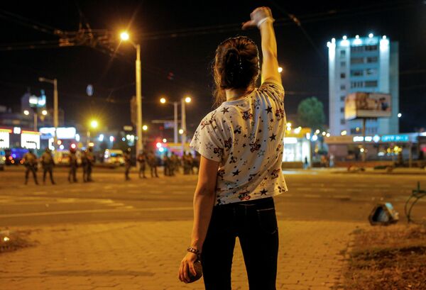 Девушка во время протестов в Минске после президентских выборов - Sputnik Таджикистан