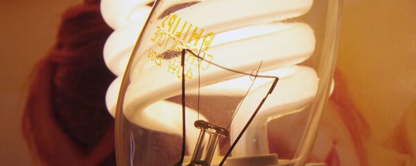 Лампа накаливания и энергосберегающая лампочка. - Sputnik Тоҷикистон