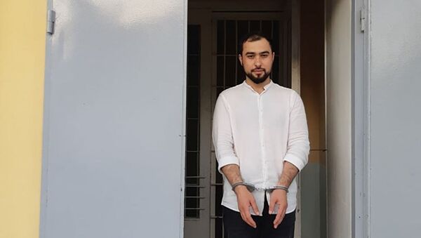 Писаракро чакан пӯшондаву дар сараш тухм шикастанд: ҳабси блогерон барои пранки таҳқиромез - Sputnik Тоҷикистон