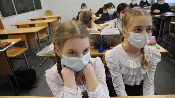 Школьники в масках - Sputnik Таджикистан