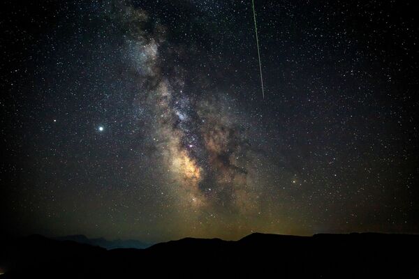 Звездное небо, наблюдаемое в Краснодарском крае во время метеорного потока Персеиды - Sputnik Таджикистан