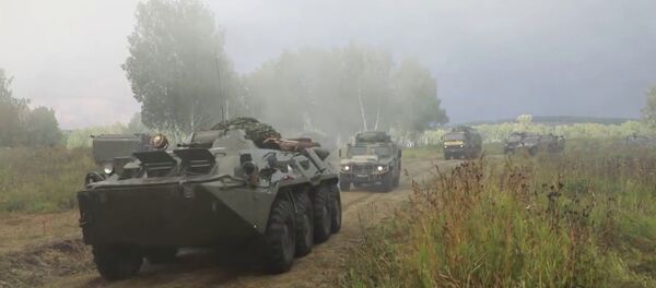 Сквозь дым и дождь: учения армий ЦВО Сквозь дым и дождь: учения армий ЦВО - Sputnik Таджикистан