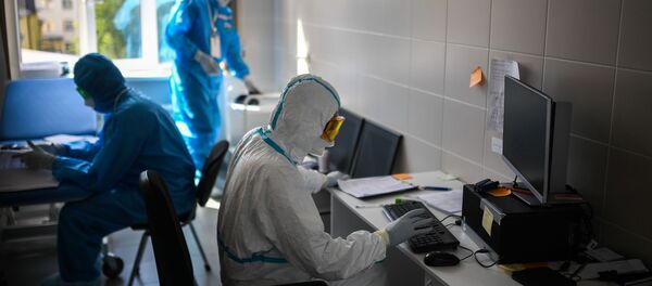Врачи в ординаторской госпиталя для лечения зараженных коронавирусной инфекцией COVID-19 - Sputnik Таджикистан