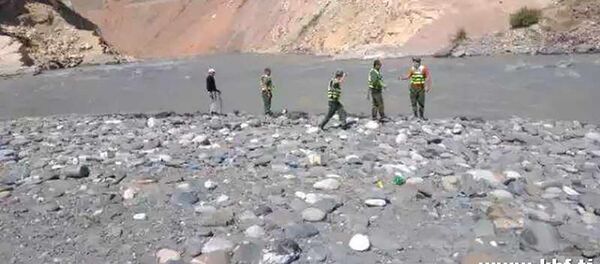 Женщина с тремья детьми бросилась в воду - Sputnik Тоҷикистон