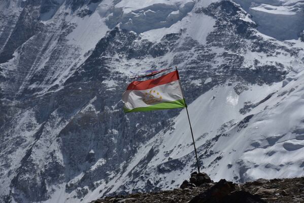 Флаг Таджикистана в горах - Sputnik Таджикистан