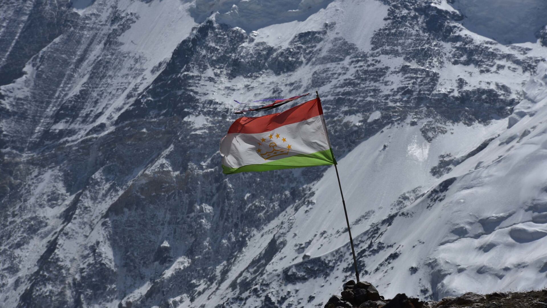 Флаг Таджикистана в горах - Sputnik Таджикистан, 1920, 27.07.2022