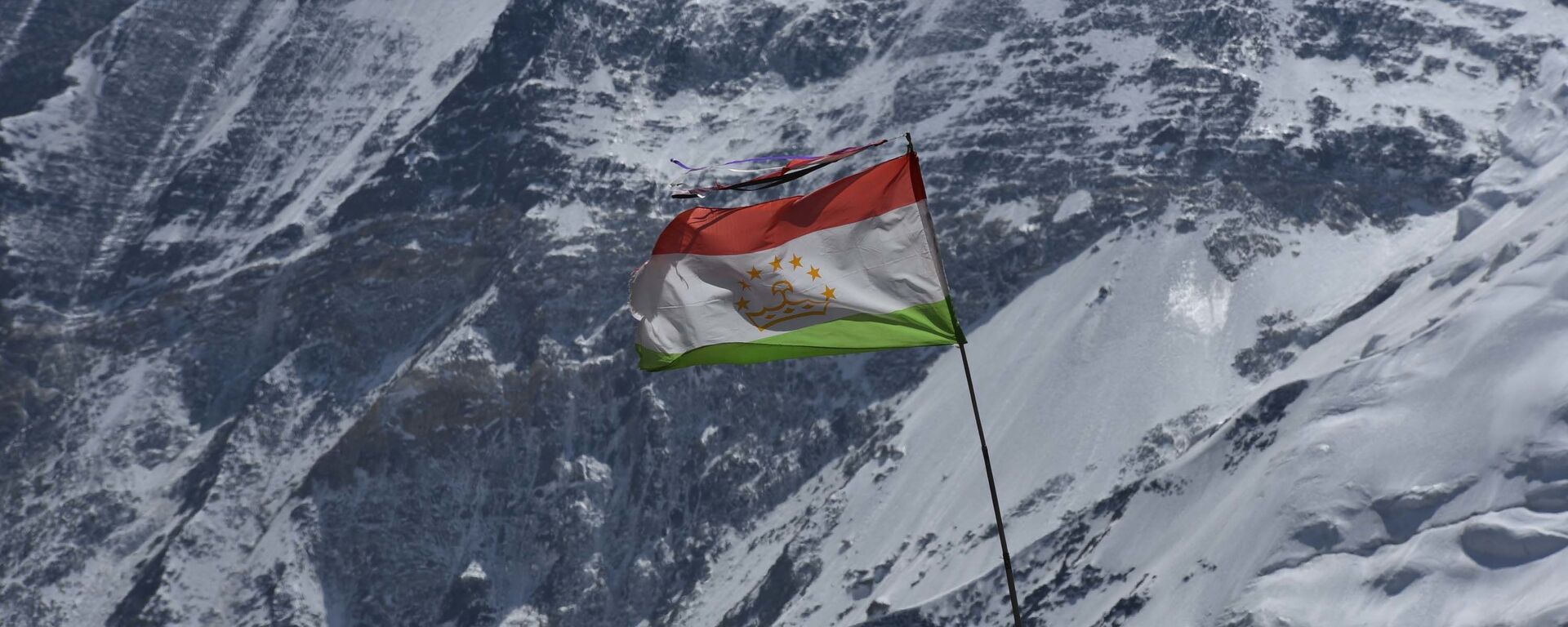 Флаг Таджикистана в горах - Sputnik Тоҷикистон, 1920, 31.12.2020