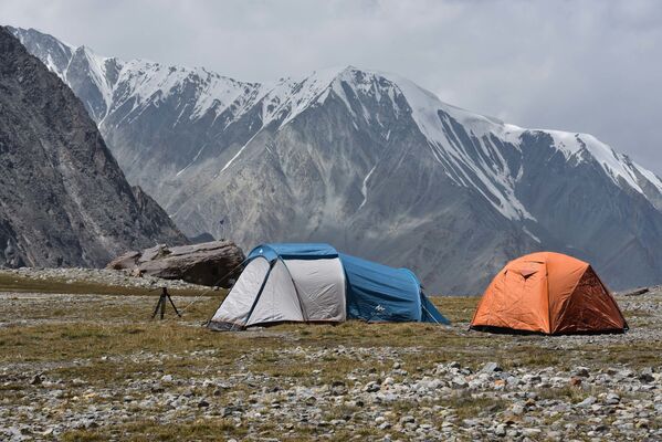 Туристические палатки на поляне Москвина в Таджикистане - Sputnik Таджикистан