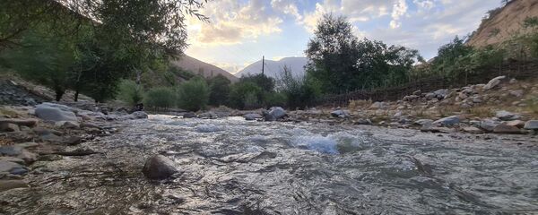 Горная речка в Таджикистане - Sputnik Тоҷикистон