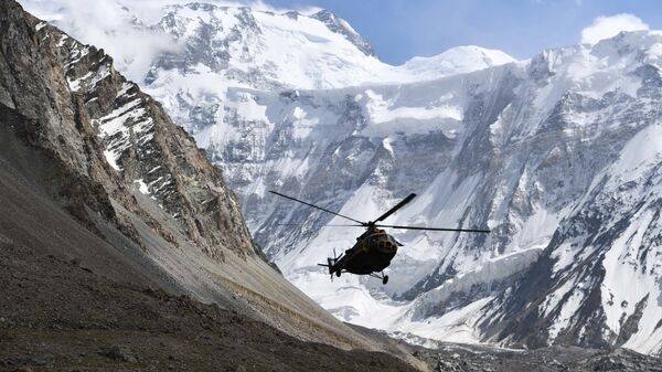 Вертолет в горах Таджикистана на фоне пика Исмоили Сомони - Sputnik Тоҷикистон