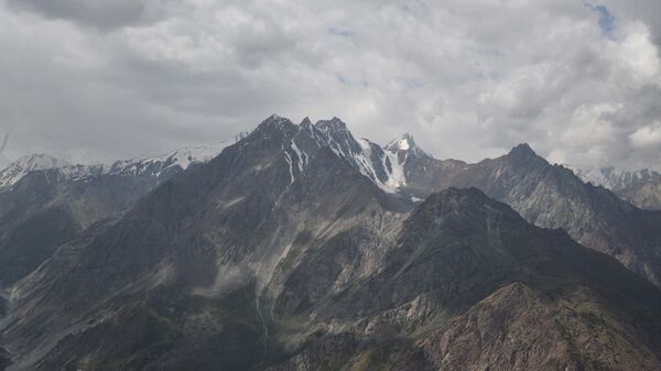 Горы с высоты в Таджикистане - Sputnik Таджикистан