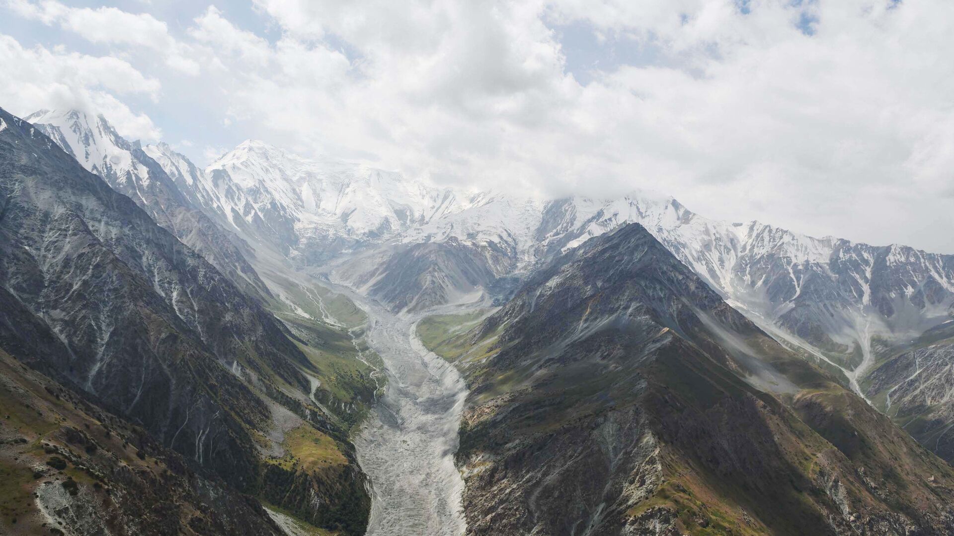 Горы с высоты в Таджикистане - Sputnik Таджикистан, 1920, 13.07.2023