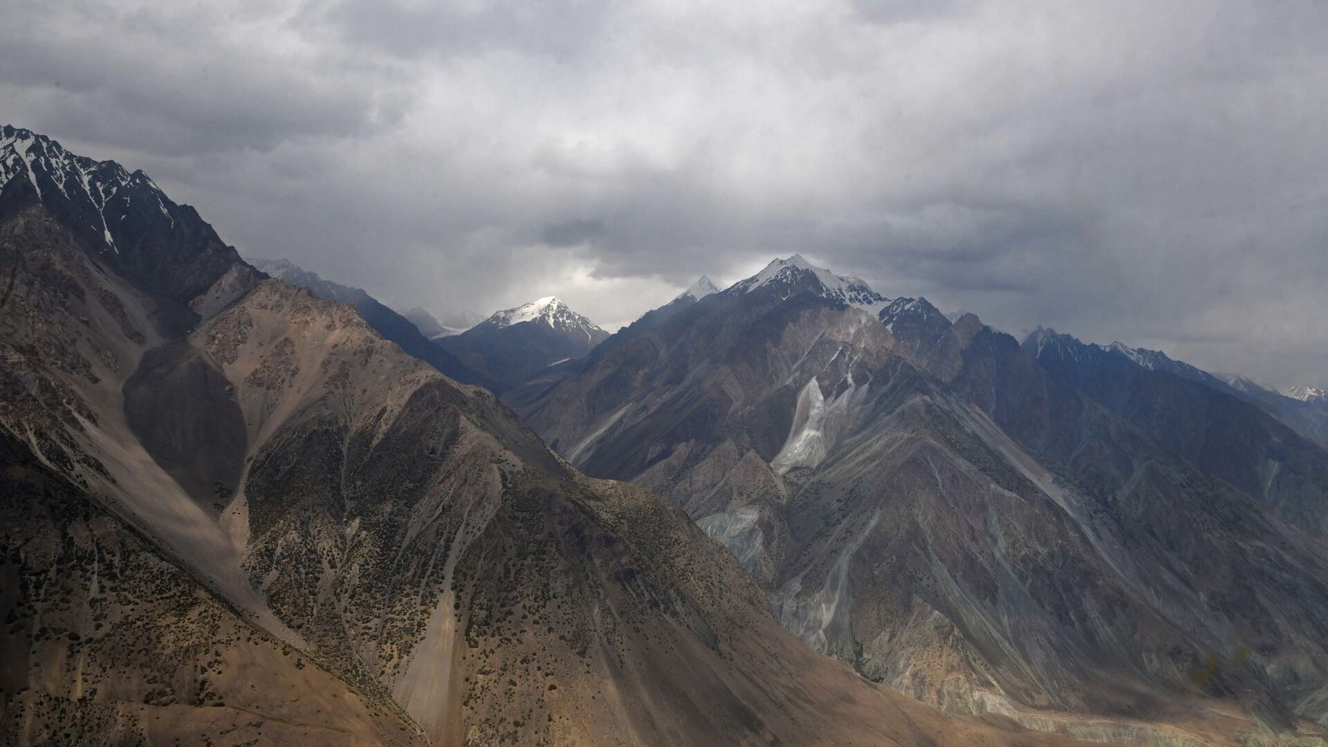 Горы с высоты в Таджикистане - Sputnik Таджикистан, 1920, 14.04.2021