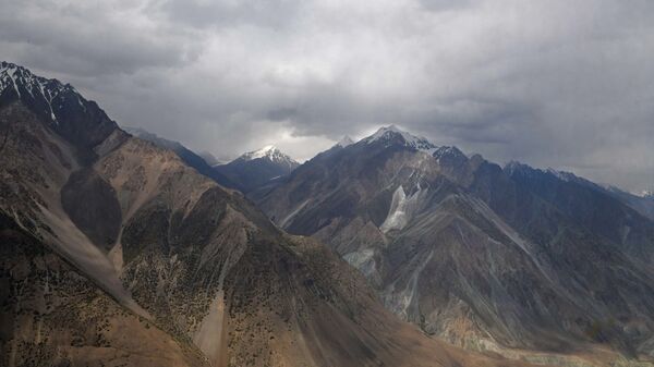 Горы с высоты в Таджикистане - Sputnik Таджикистан
