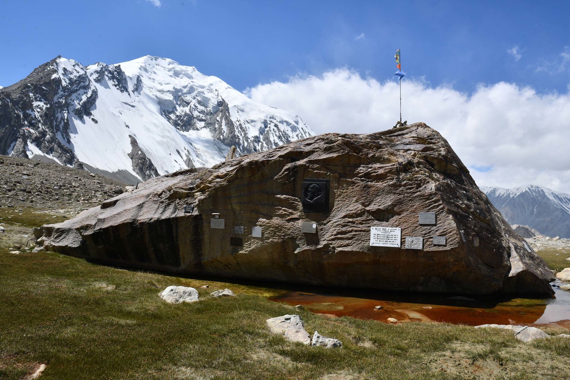 Мемориальные таблички в честь погибших альпинистов  - Sputnik Таджикистан, 1920, 06.09.2025