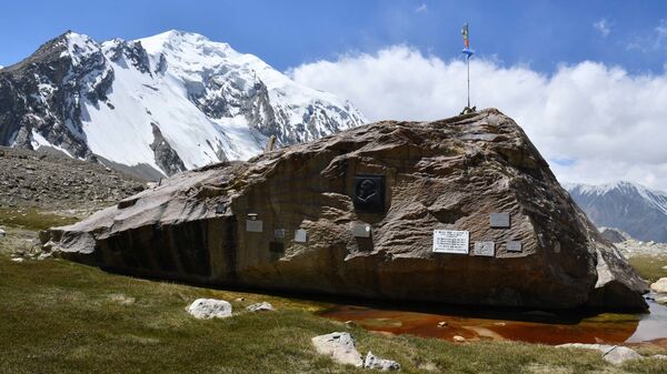 Мемориальные таблички в честь погибших альпинистов  - Sputnik Таджикистан