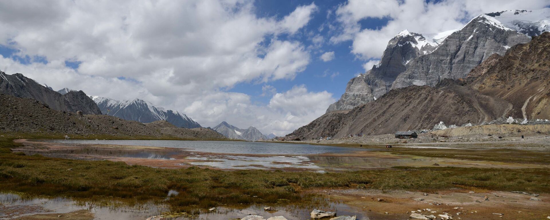 Горное озеро у альплагеря Tajik Peaks - Sputnik Таджикистан, 1920, 31.12.2024