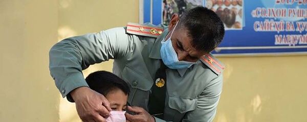 Сотрудники КЧС Таджикистана проводят профилактические мероприятия против коронавируса  - Sputnik Тоҷикистон