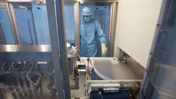 Производство вакцины от COVID-19 на фармацевтическом заводе Биннофарм - Sputnik Тоҷикистон