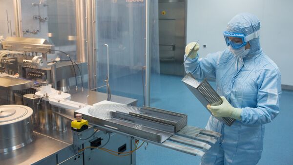 Производство вакцины от COVID-19 на фармацевтическом заводе Биннофарм - Sputnik Таджикистан