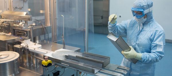 Производство вакцины от COVID-19 на фармацевтическом заводе Биннофарм - Sputnik Таджикистан