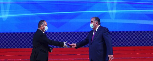 Тақдими мукофоти давлатӣ ба кормандони тандурустӣ аз ҷониби Эмомалӣ Раҳмон, раисиҷумҳури Тоҷикистон Тақдими мукофоти давлатӣ ба кормандони тандурустӣ аз ҷониби Эмомалӣ Раҳмон, раисиҷумҳури Тоҷикистон - Sputnik Тоҷикистон