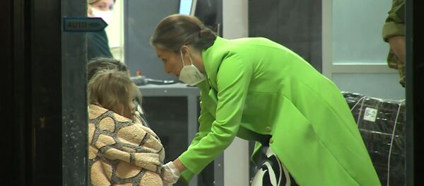 В Россию вернулись 26 детей из приютов и тюрем Сирии - видео - Sputnik Таджикистан