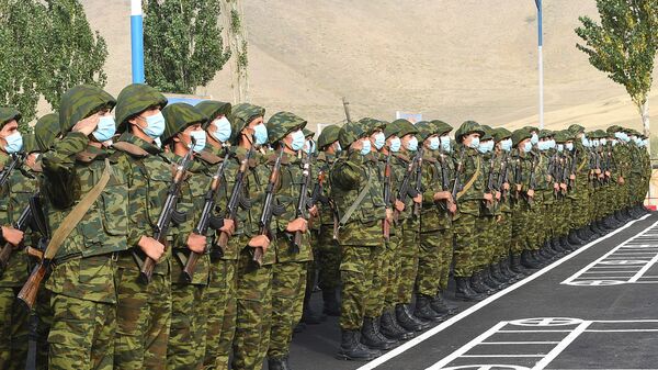 Таджикские солдаты на построении - Sputnik Тоҷикистон