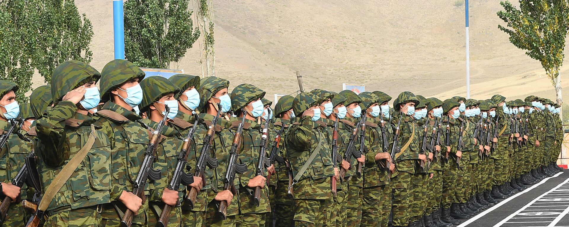 Таджикские солдаты на построении - Sputnik Таджикистан, 1920, 01.04.2021
