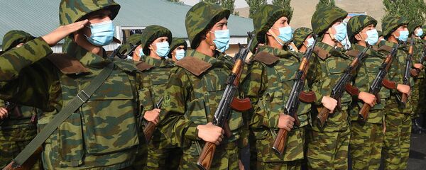 Таджикские солдаты на построении - Sputnik Тоҷикистон