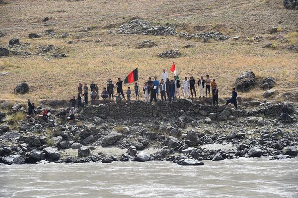 Суҳбати Раҳмон дар соҳили дарёи Панҷ бо мардуми Афғонистон: мушкилиҳо ҳал мешаванд - акс - Sputnik Тоҷикистон