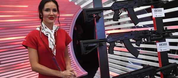 Стенд с автоматами АК-202, АК-203 и АК-12 (автоматы Калашникова). Стенд с автоматами АК-202, АК-203 и АК-12 (автоматы Калашникова). - Sputnik Таджикистан