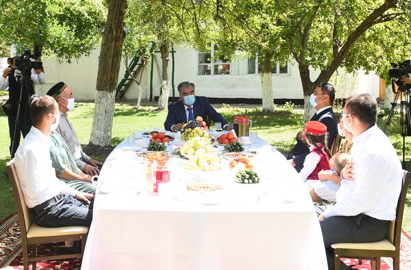 Эмомалӣ Раҳмон дар Бадахшон низ меҳмони як хонавода шуд - Sputnik Тоҷикистон