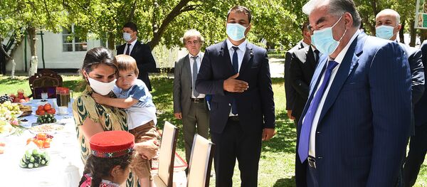 Эмомалӣ Раҳмон дар Рӯшон меҳмони як хонавода шуд - Sputnik Тоҷикистон