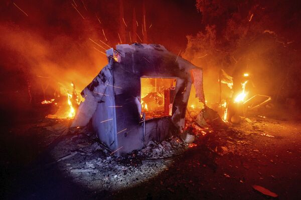 Горящий дом во время лесных пожаров в Калифорнии - Sputnik Таджикистан
