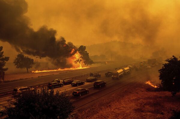 Лесные пожары вдоль автомагистрали 80 в Вакавилле, штат Калифорния - Sputnik Таджикистан