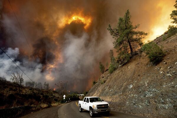 Ноксвилл-роуд в штате Калифорния на фоне лесных пожаров - Sputnik Таджикистан
