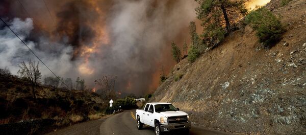 Ноксвилл-роуд в штате Калифорния на фоне лесных пожаров - Sputnik Таджикистан