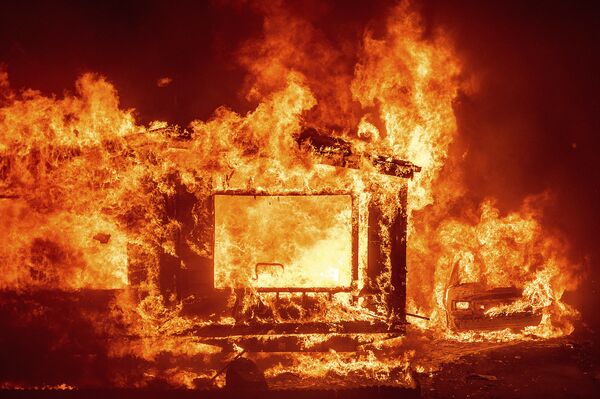 Горящие дом и автомобиль в округе Напа в Калифорнии во время лесных пожаров - Sputnik Таджикистан