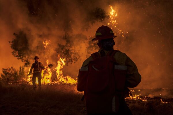 Тушение лесных пожаров возле долины Кармел, Калифорния - Sputnik Таджикистан