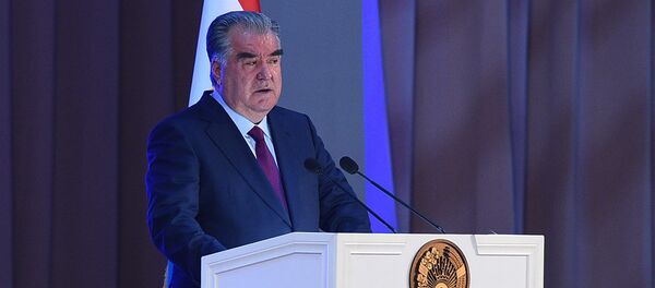 Эмомали Рахмон выступает в Хороге - Sputnik Таджикистан