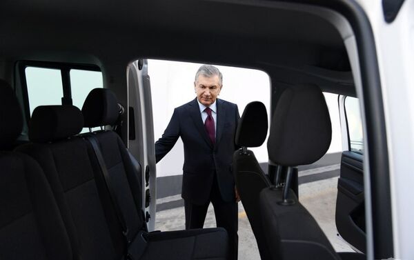 Президент Узбекистана осмотрел специальные автомобили, которые планируется производить в республике - Sputnik Тоҷикистон