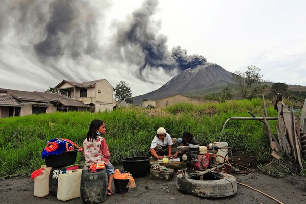 В Индонезии проснулся вулкан Синабунг. Дороги и дома в окрестностях покрылись толстым слоем пепла. Синабунг остается активным и периодически извергается после своего пробуждения в 2010 году. До этого в течение более 400 лет вулкан спал - Sputnik Таджикистан