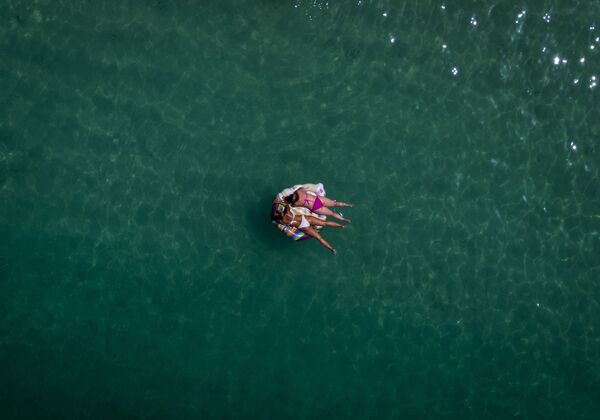 Женщины на плавучей платформе на юго-западе острова Гран-Канария в Испании - Sputnik Таджикистан