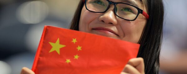 Китаянка с флагом  - Sputnik Таджикистан