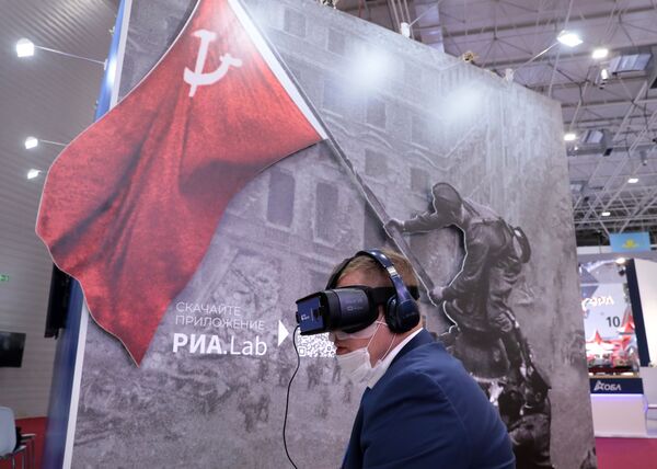 Демонстрация VR-проекта Неизвестный знаменосец гостю форума Армия-2020 на стенде МИА Россия сегодня в конгрессно-выставочном центре Патриот - Sputnik Таджикистан