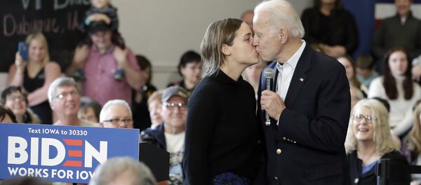 Кандидат в президенты от Демократической партии, бывший вице-президент Джо Байден целует свою внучку Финнеган Байден во время предвыборного выступления, 2020 год - Sputnik Таджикистан