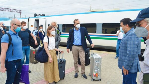Группа немецких специалистов для помощи в борьбе с COVID-19 приехала в Бухару - Sputnik Таджикистан